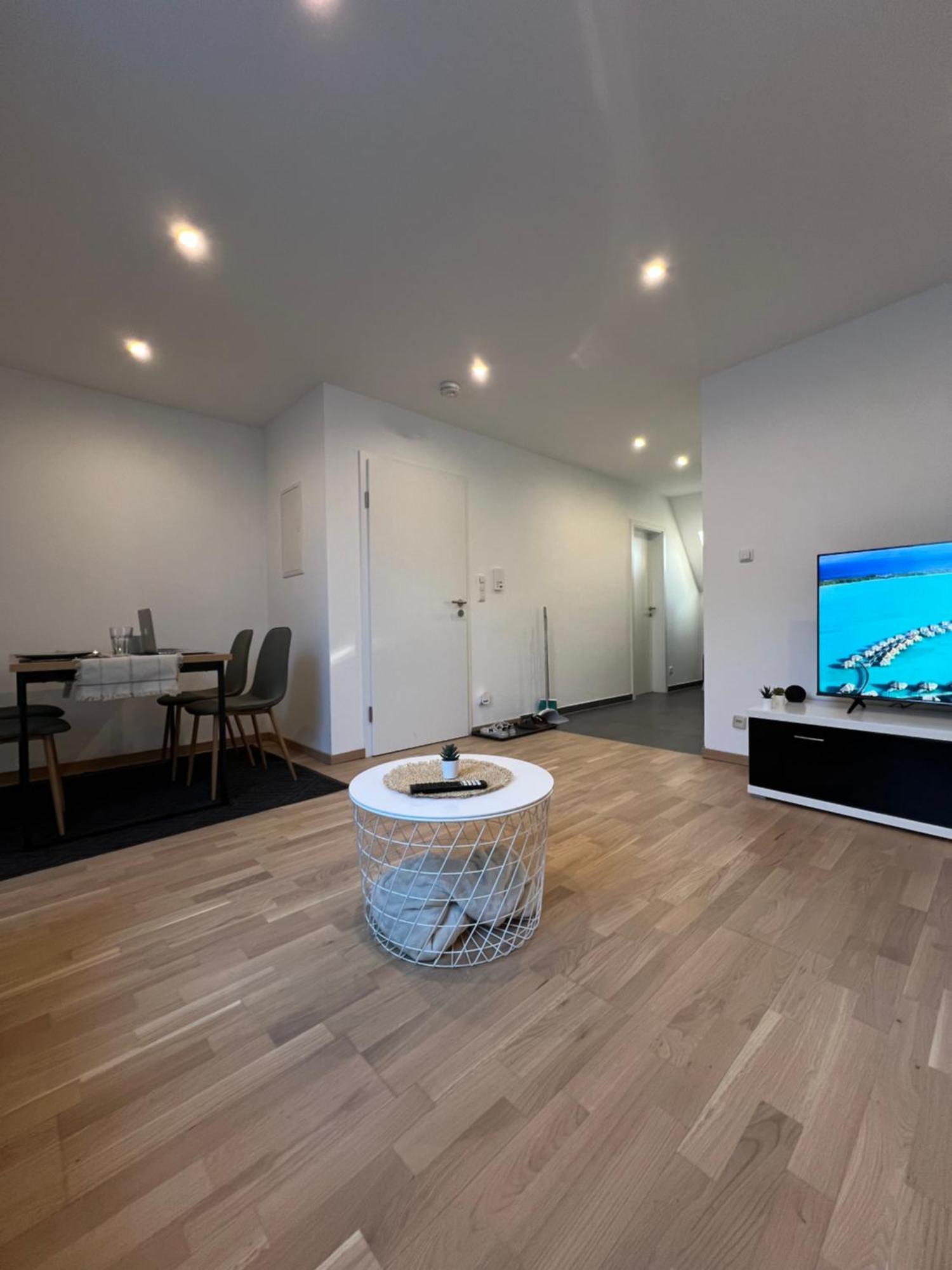 Moderne Wohnung Karlsruhe Neureut, Fussbodenheizung - Regendusche - Waschmaschine - Stellplatz Екстер'єр фото